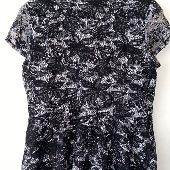 👚🌟 COCOMO BLACK & WHITE PEPLUM TOP - Picture 4 of 5